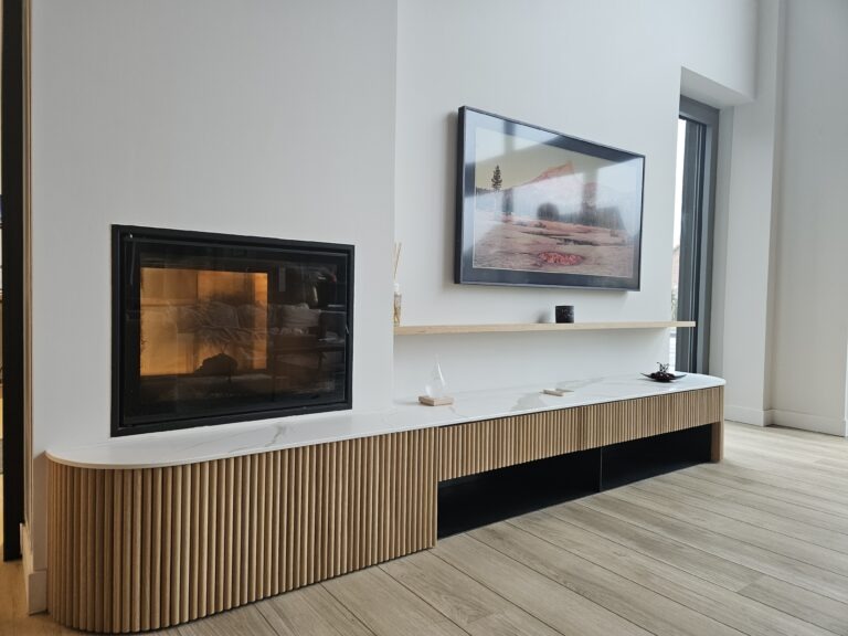 Meuble TV Tasseaux chêne et dessus en marbre Tressin